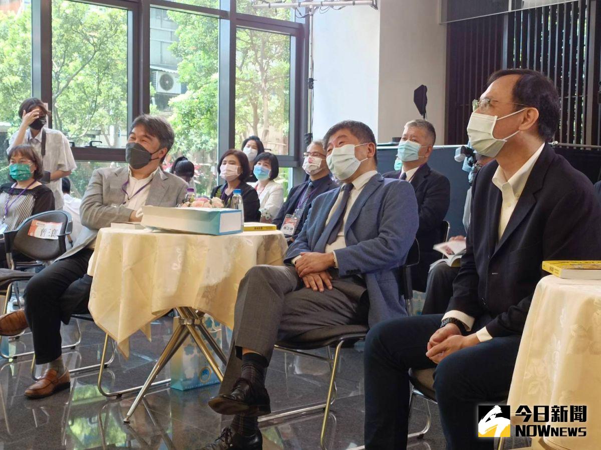 ▲即將參選台北市長的衛福部長陳時中（中）今（12）日強調，指揮中心不管他在與否，都有一個堅強醫藥界後盾，可以處理這樣的事情。（圖／記者王嘉鴻攝，2022.07.12）