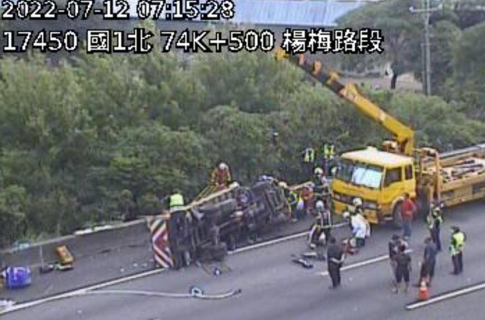 ▲國1楊梅段大貨車擦撞小貨車釀1死1傷。（圖／翻攝畫面）