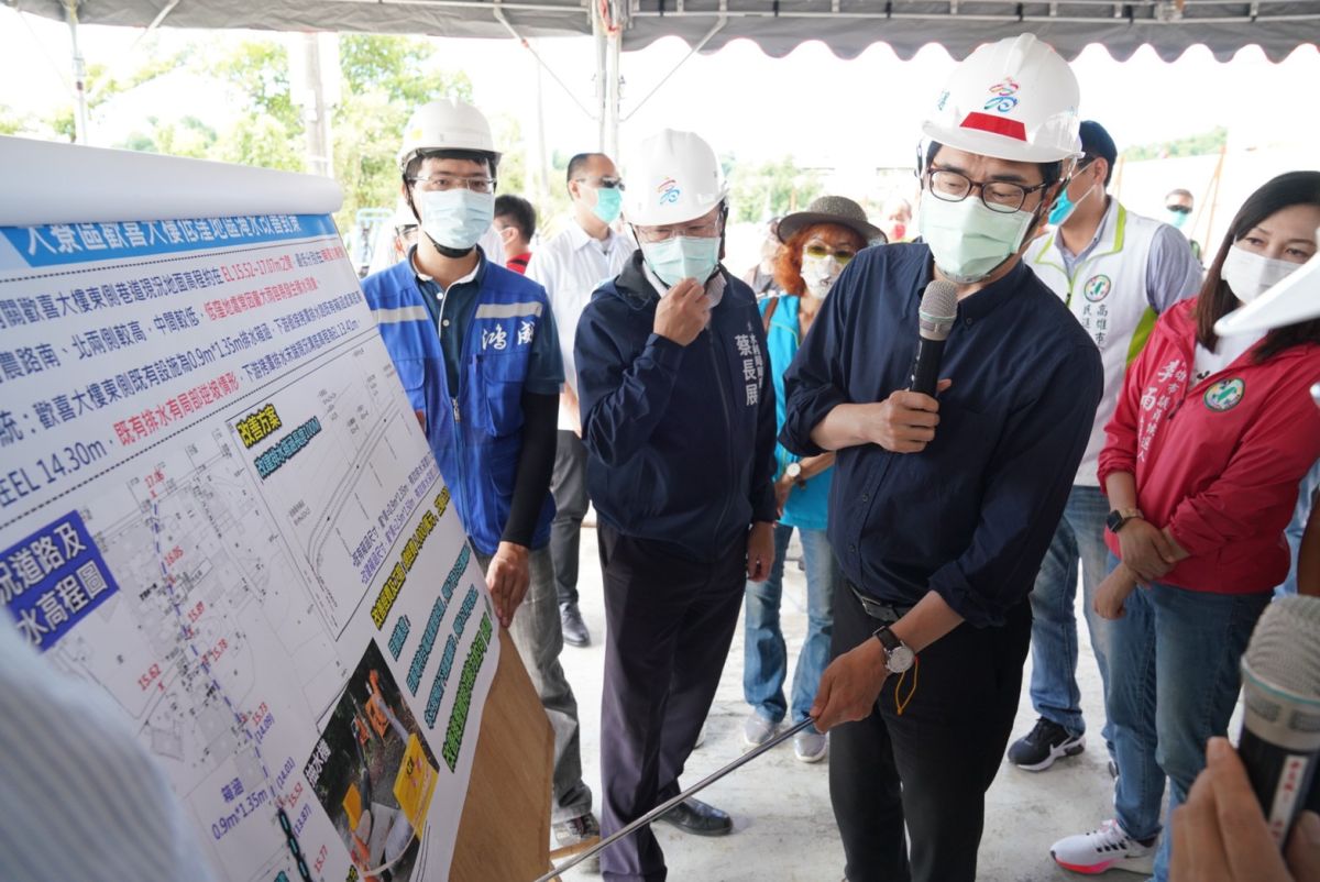 ▲陳其邁率相關局處首長視察拷潭排水工程時盼能在7月底完工，另整體4段工程亦將陸續在明年完成，協助解決過去大寮積淹水問題。（圖／高市府提供）