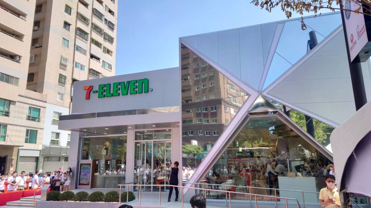 ▲統一企業集團19日深夜發重訊，宣布收購家樂福。圖為統一企業集團亞洲第10,000家7-ELEVEN亞萬門市。（圖／記者林怡孜攝，2022,07,12）