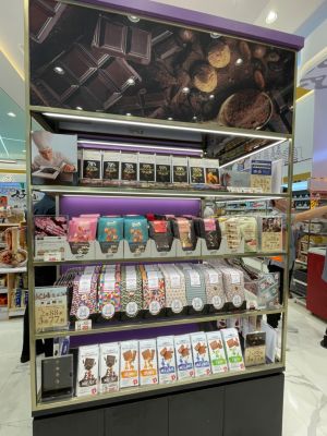 ▲亞萬門市首創「精品巧克力專區」，引進歐美14大品牌、超過百款知名頂級巧克力（圖／記者林怡孜攝，2022,07,12）