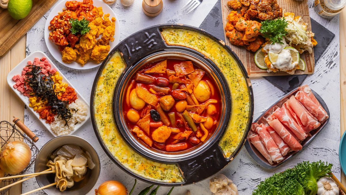 ▲寒流來襲大家最愛吃火鍋，「兩餐韓國年糕火鍋吃到飽」推出學生專屬優惠，憑學生證用餐、不分平假日，爽吃辣炒年糕、韓式炸雞、魚板、炒飯、泡麵等美食只要319元，而且升級肉肉吃到飽只需加價100元。（圖／業者提供）