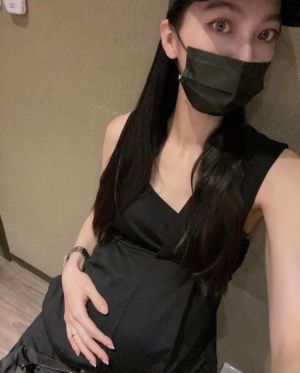 莉婭雖然在懷孕中,但四肢仍然纖細。(圖/擷取自莉婭IG) ▲莉婭雖然在懷孕中,但四肢仍然纖細。(圖/擷取自莉婭IG)