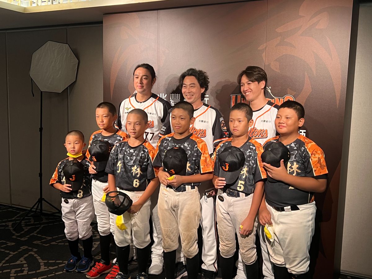 ▲統一獅林安可(後排左)、總教練林岳平(後排中)、蘇智傑(後排右)今日出席兆豐銀行與統一獅合作記者會。(圖/記者簡名杉攝)