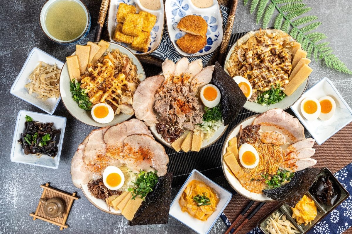 ▲暑假掌握百貨美食街優惠！14家異國料理折扣懶人包，一餐最高秒賺501元，還有椒麻酥排、可樂餅、杏仁豆腐免費送。（圖／FoodRepublic大食代提供）