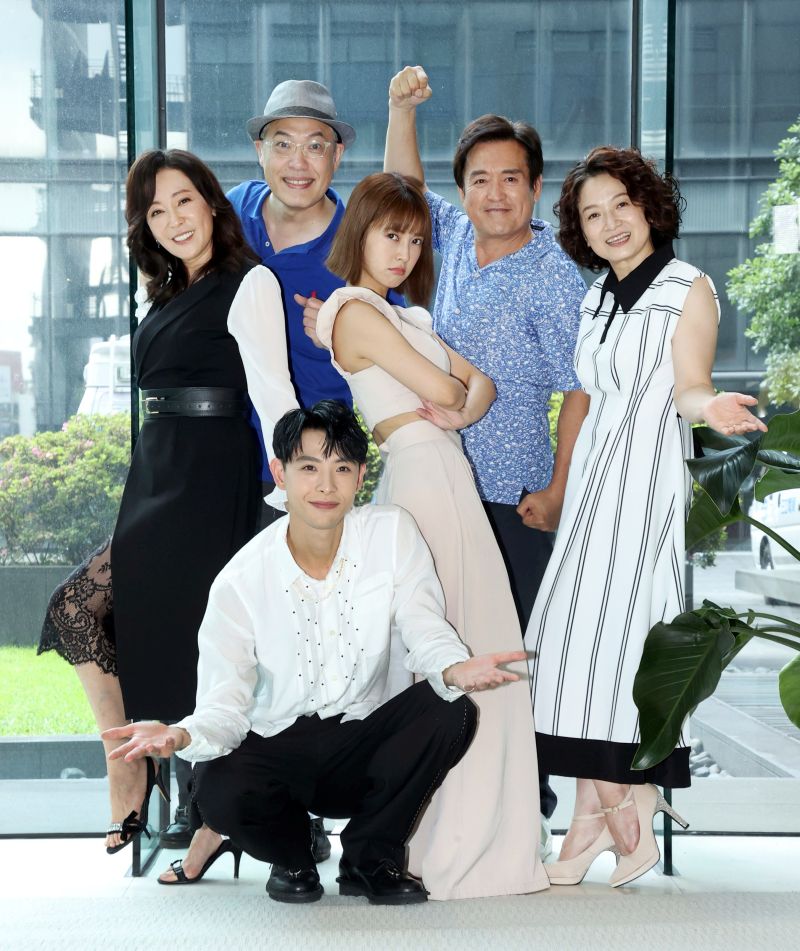 ▲左起況明潔、連晨翔、樊光耀、大元、檢場、謝瓊煖出席《門當互懟愛上你》開鏡。(圖/三立)