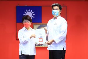 台灣隊奪世界盃麵包大賽團體賽冠軍 盧市長:台灣之光 ▲台灣代表隊勇奪世界盃麵包大賽團體賽冠軍,其中好手之一徐紹桓是台中囝仔,盧市長親自頒獎表揚,肯定他為台灣爭光。(圖/市府提供)