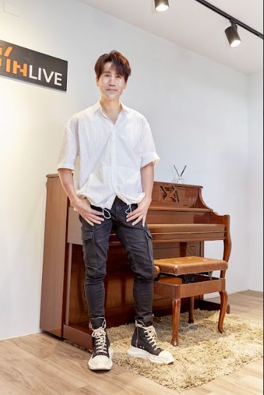 羅時豐看到網友罵他金曲獎主持說話慢,認了走心。(圖/華貴娛樂提供) ▲羅時豐看到網友罵他金曲獎主持說話慢,認了走心。(圖/華貴娛樂提供)