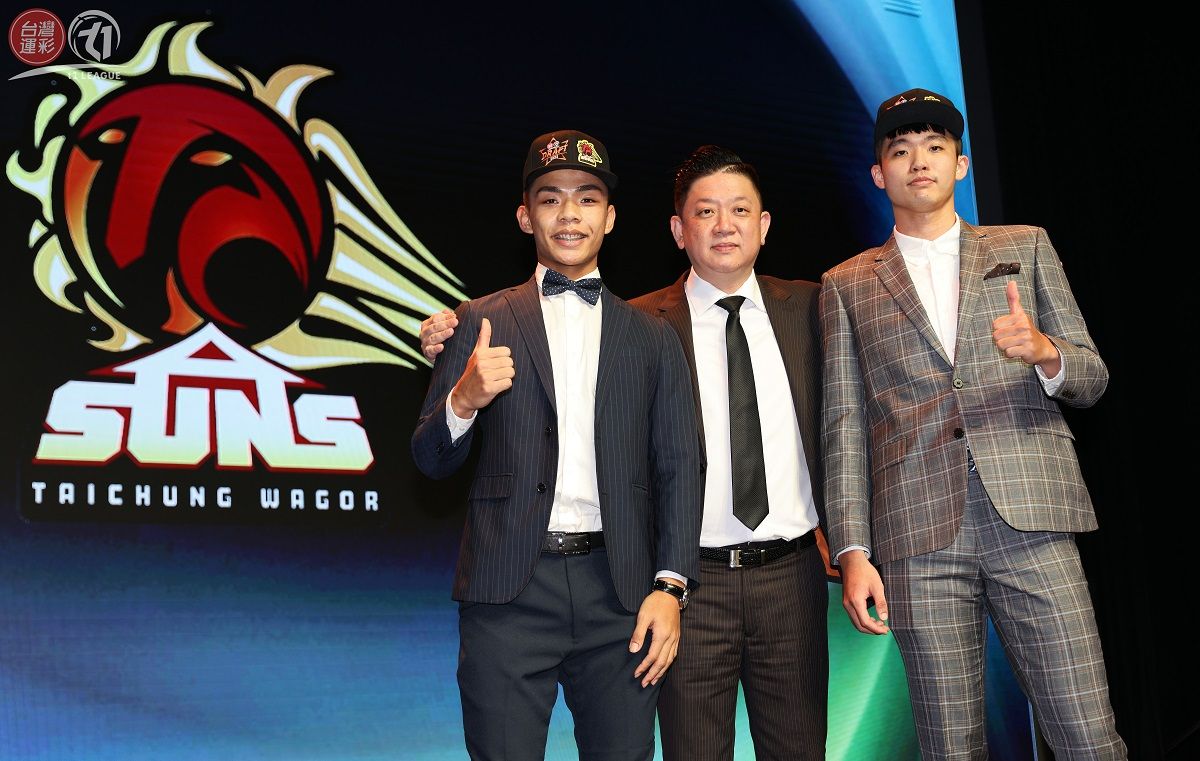 ▲汪蔚傑和新秀董永全與李明修合影。（圖／T1聯盟提供）