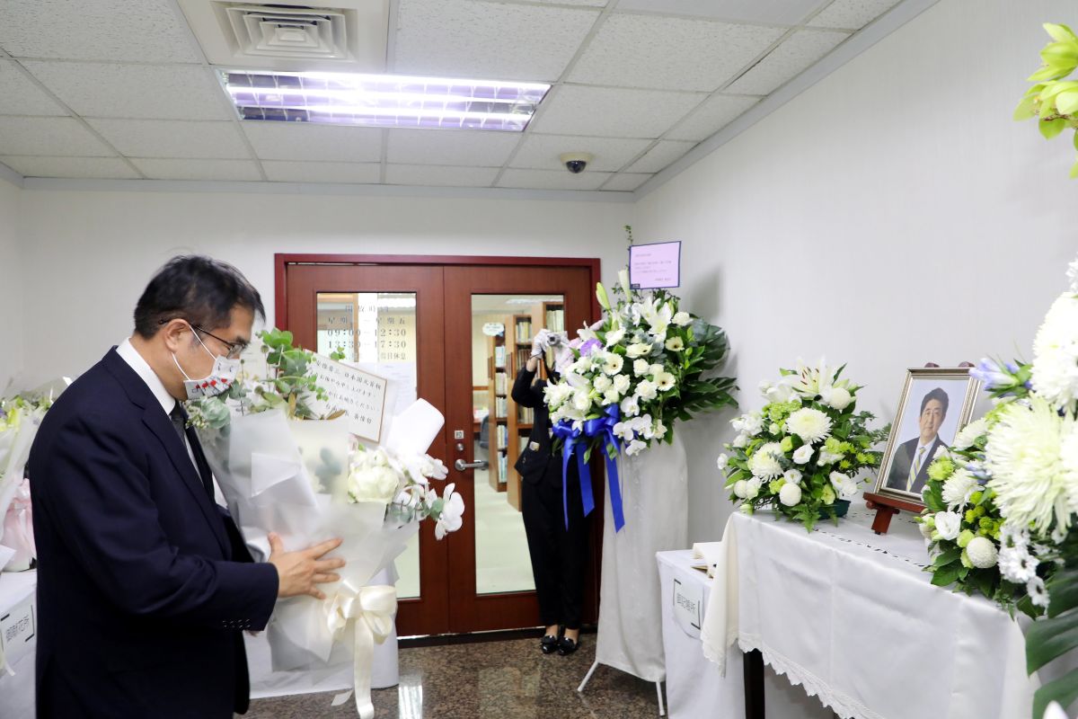▲台南市長黃偉哲今（12）日下午抵達日本台灣交流協會高雄事務所，悼念日本前首相安倍晉三。（圖／台南市政府提供）