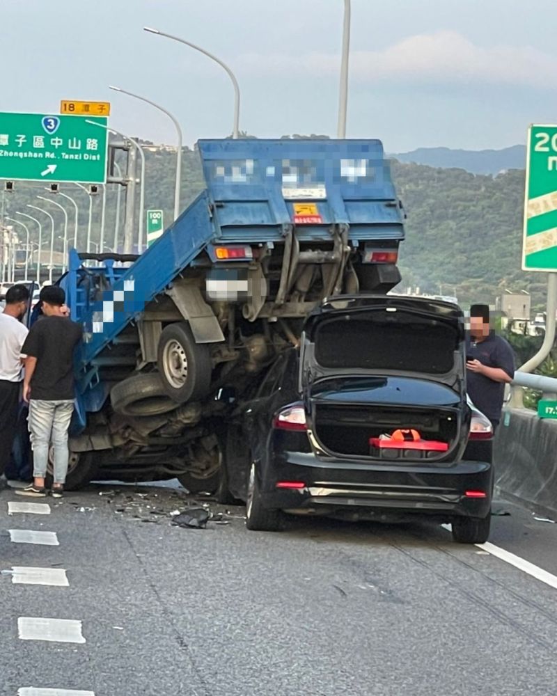 ▲台74線快速道路今（12）日下午發生一起車禍，轎車疑似因搶下匝道，從後追撞小貨車，讓小貨車直接被鏟起後輪朝天。（圖／翻攝自記者爆料網）