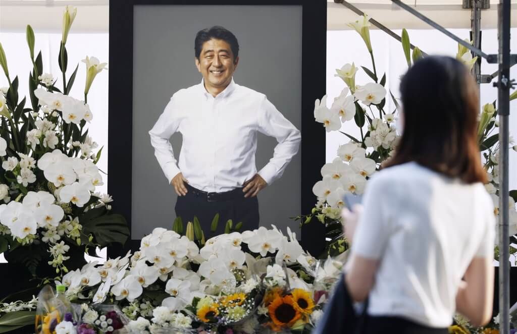 ▲日本前首相安倍晉三8日為參議院大選輔選時不幸遭槍殺身亡，享壽67歲，今天舉辦喪禮。自民黨副總裁麻生太郎致悼詞時表示：「竟然不是你來替我致悼詞，真令人難受。」（圖／共同社）