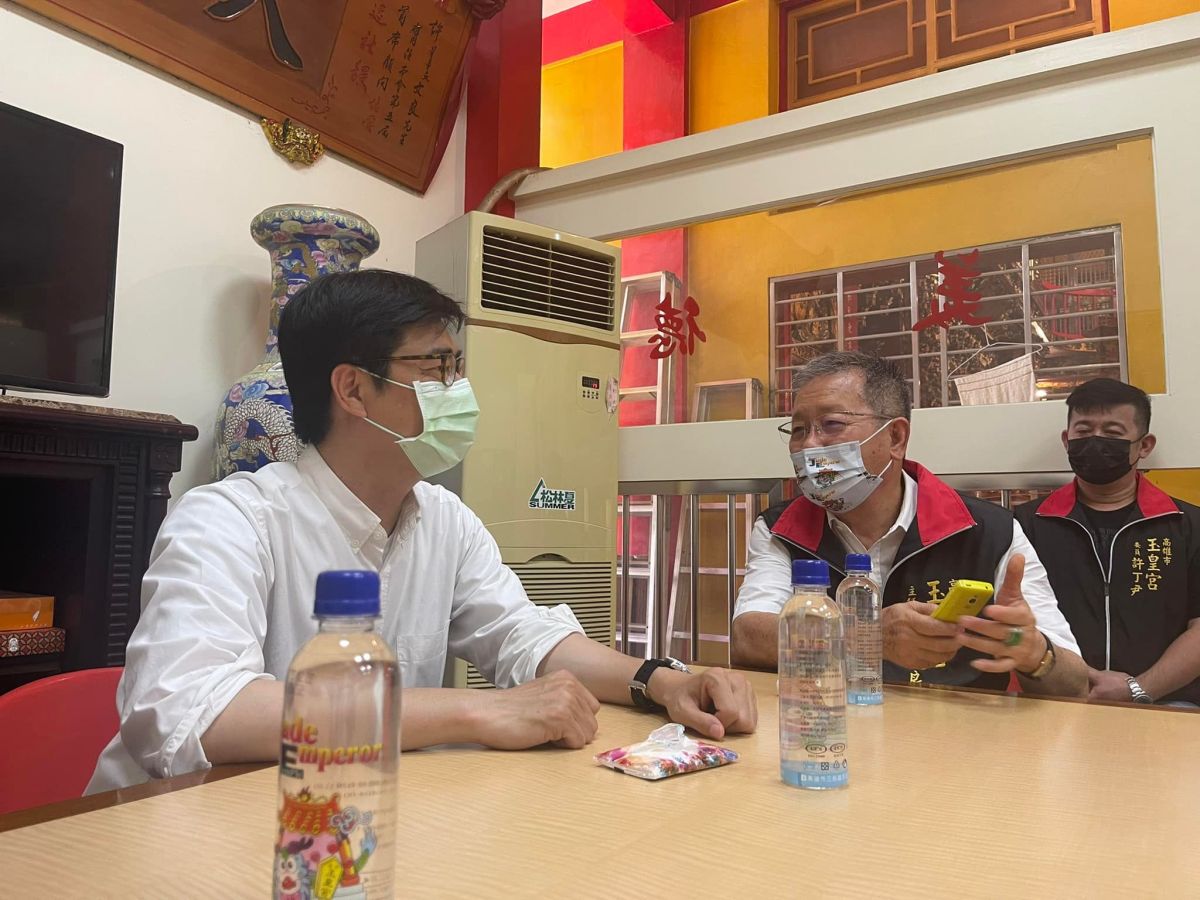 ▲高雄玉皇宮主委許文良過去被視為深藍樁腳，日前說會號召「天公ㄚ黨」大力支持陳其邁。（圖／翻攝自康裕成臉書）