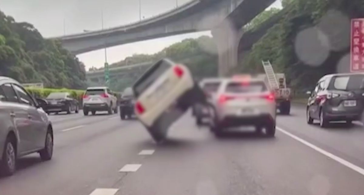 ▲國道1號13日上午，發生一起兩車追撞事故，一輛米色Mini撞上前方休旅車，下秒整台車傾斜、懸空。（圖／翻攝爆廢公社）