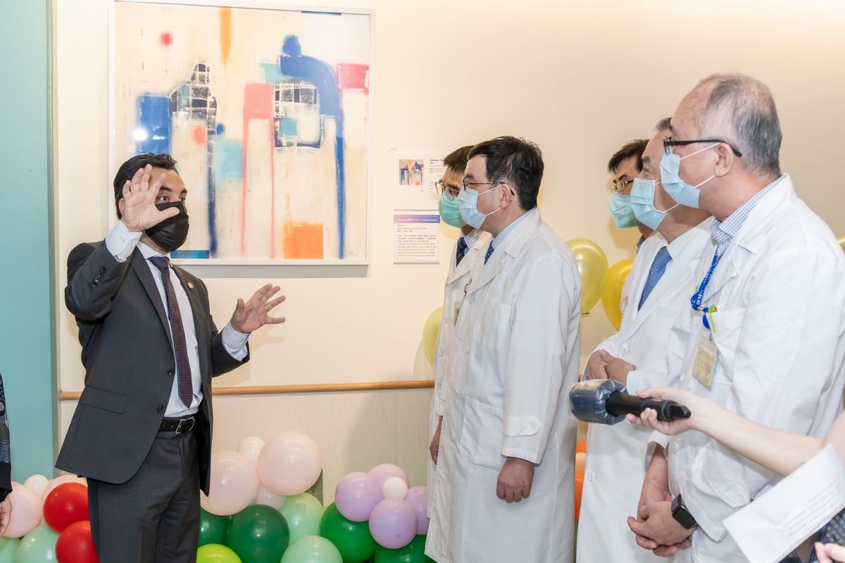 ▲瓜地馬拉致贈臺大醫院畫作，感謝臺大醫院與瓜國共同執行「運用醫療科技提升孕產婦及新生兒保健功能計畫」。（圖／臺大醫院提供）