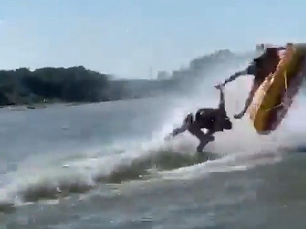 ▲2名遊客玩橡皮艇時，意外與水上摩托車對撞，造成1死1傷。（圖／翻攝推特）