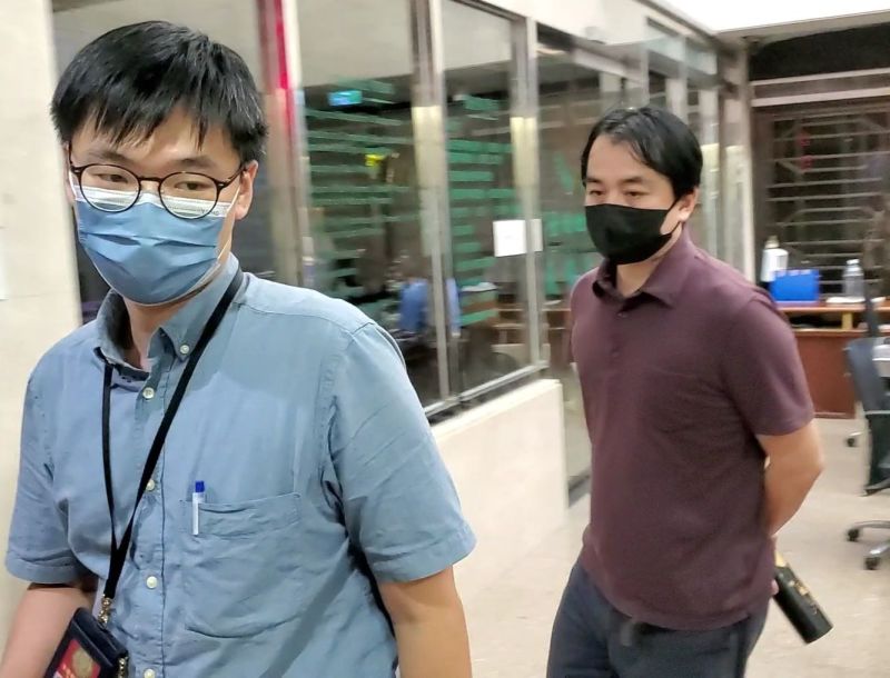 ▲知名律師兼星寶國際董事長黃坤鍵(右)遭檢調約談到案。(圖/民眾提供,2022.07.12)