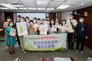 移民署北區事務大隊台北市服務站利用「新住民家庭教育與法令宣導」課程時,宣導反賄選,鼓勵新住民藉由公正投票來選賢舉能。(前排左二為台北市服務站視察洪湘鳳、前排左四為徐敏)(圖/移民署提供) ▲移民署北區事務大隊台北市服務站利用「新住民家庭教育與法令宣導」課程時,宣導反賄選,鼓勵新住民藉由公正投票來選賢舉能。(前排左二為台北市服務站視察洪湘鳳、前排左四為徐敏)(圖/移民署提供)