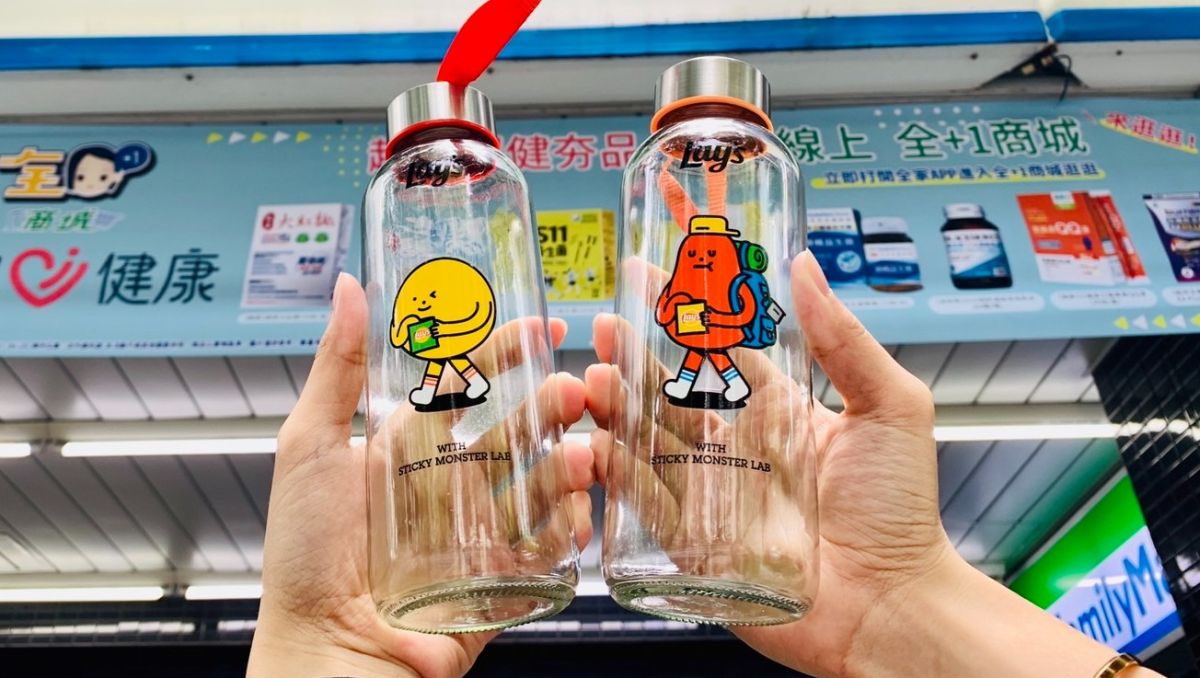 ▲超商開打贈品戰，全家買樂事、多力多滋、奇多等餅乾滿199元，送人氣角色「黏黏怪物研究所」玻璃水瓶。（圖／全家提供）