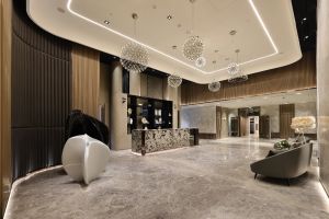 ▲由國際團隊打造的時尚精品飯店宅，獻上百坪私人公設會所及飯店級迎賓廊廳，屢創區城最高單坪價格。（圖／品牌提供）