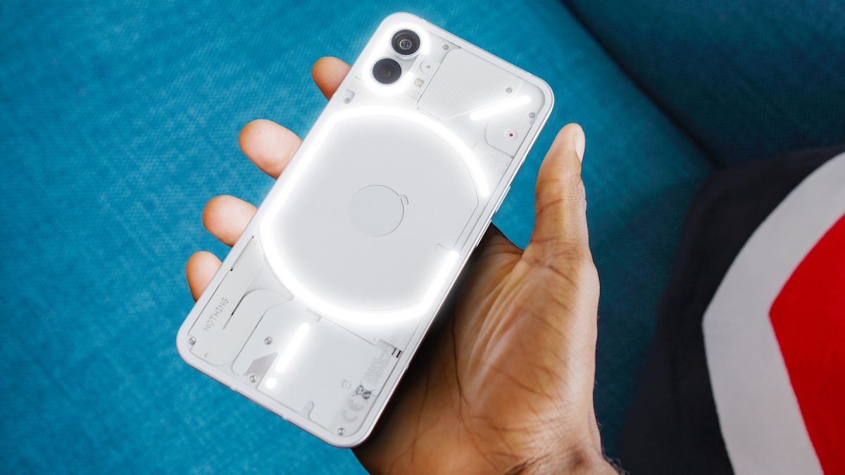 ▲Nothing Phone (1) 手機設計感十足，讓網友也忍不住大讚：想買！(圖／翻攝Twitter)