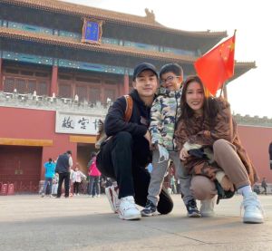 弦子在2016年和歌手李茂結婚,同年生下兒子,一家三口非常幸福。(圖/擷取自弦子微博) ▲弦子在2016年和歌手李茂結婚,同年生下兒子,一家三口非常幸福。(圖/擷取自弦子微博)