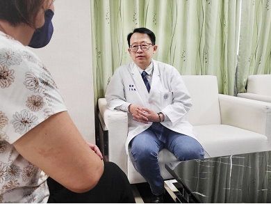 ▲馬偕紀念醫院精神醫學部主任方俊凱與癌友對談，透過心理諮商方式，舒緩罹癌壓力。（圖／資料照片）