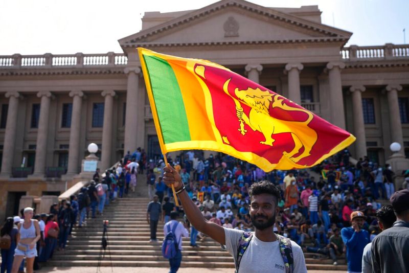 ▲斯里蘭卡數個月來的示威活動幾乎摧毀了過去二十年幾乎完全統治該國的拉賈帕克薩政治王朝，如今總統逃亡，國家三度進入緊急狀況。（圖／美聯社）