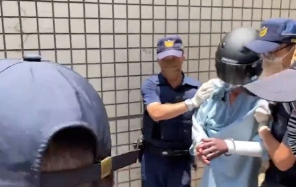 ▲新竹市東大路正義輪胎行上月發生8死慘劇，縱火的屋主二兒子陳彥翔，今（13）日在醫院做完筆錄後，被移送到新竹地檢署。（圖／翻攝畫面）