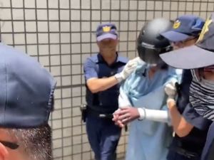 ▲新竹市東大路正義輪胎行上月發生8死慘劇,縱火的屋主二兒子陳彥翔,今(13)日在醫院做完筆錄後,被移送到新竹地檢署。(圖/翻攝畫面) ▲新竹市東大路正義輪胎行上月發生8死慘劇,縱火的屋主二兒子陳彥翔,今(13)日在醫院做完筆錄後,被移送到新竹地檢署。(圖/翻攝畫面)