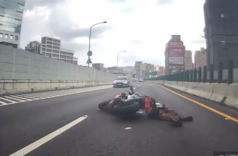 ▲一名21歲蔡姓女騎士，日前騎乘紅牌重型機車行經台64線中和往板橋時，由於沒掌握好車前狀況，高速撞擊前車，隨後180度翻轉遭自己的重機「蓋棉被」。（圖／翻攝重機車友 ❘ 各區路況、天氣回報中心臉書）