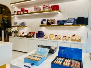 跟風周杰倫?吳姍儒鬆口「彌月禮」想選同一家:口味曝光 ▲YOKU MOKU旗艦店擁有完整餅乾禮盒品項,也導入TO-GO Café。(圖/記者蕭涵云攝)