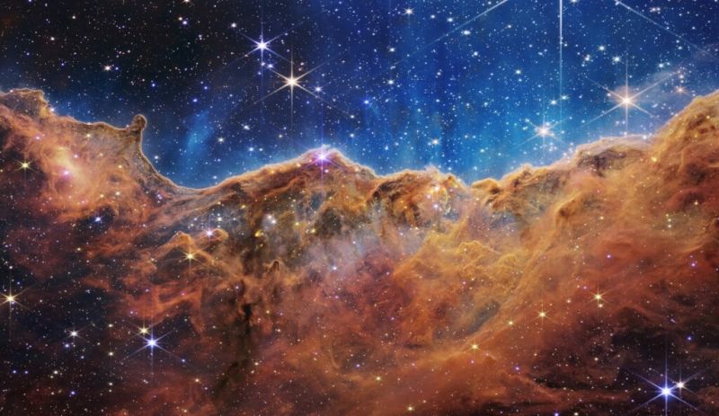 ▲美國國家航空暨太空總署釋出的詹姆斯韋伯太空望遠鏡次批影像，包括「船底座星雲」一個名為NGC 3324恆星形成區域中的「山脈」和「山谷」，這座「宇宙懸崖」距離地球7600光年。（圖／取自facebook.com/NASAGoddard）
