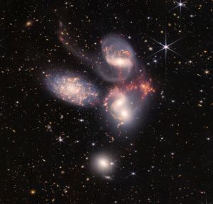 ▲韋伯太空望遠鏡揭露了「史蒂芬五重星系群」的5個星系有4個過去反覆近距離接觸，讓人一窺宇宙最初早期星系組成的方式。（圖／取自facebook.com/NASAGoddard）