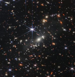 ▲韋伯太空望遠鏡捕捉到歷來「早期宇宙最深處、最清晰的紅外線影像」，可追溯到138億年前。（圖／取自facebook.com/NASAGoddard）