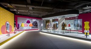 北美館 ▲北美館2022年引入英國V&A博物館策畫的「瑪莉官:時尚革命者」。(圖片提供/臺北市立美術館)