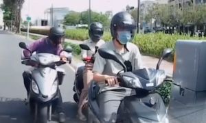▲高雄一位女護理師,騎車停等紅燈時遇到一位送瓦斯的男子騎車緊貼,靠近死盯胸部和大腿,讓女子感到十分恐怖。(圖/翻攝自「社會事新聞影音」) ▲高雄一位女護理師,騎車停等紅燈時遇到一位送瓦斯的男子騎車緊貼,靠近死盯胸部和大腿,讓女子感到十分恐怖。(圖/翻攝自「社會事新聞影音」)