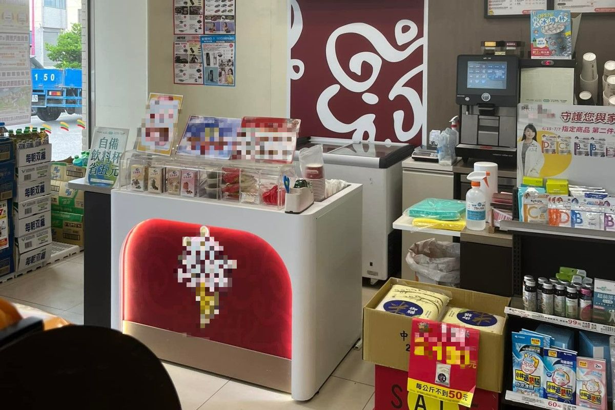 ▲一名網友在便利商店看到紅色櫃台，引起網友討論。（圖／翻攝自《爆廢公社公開版》）