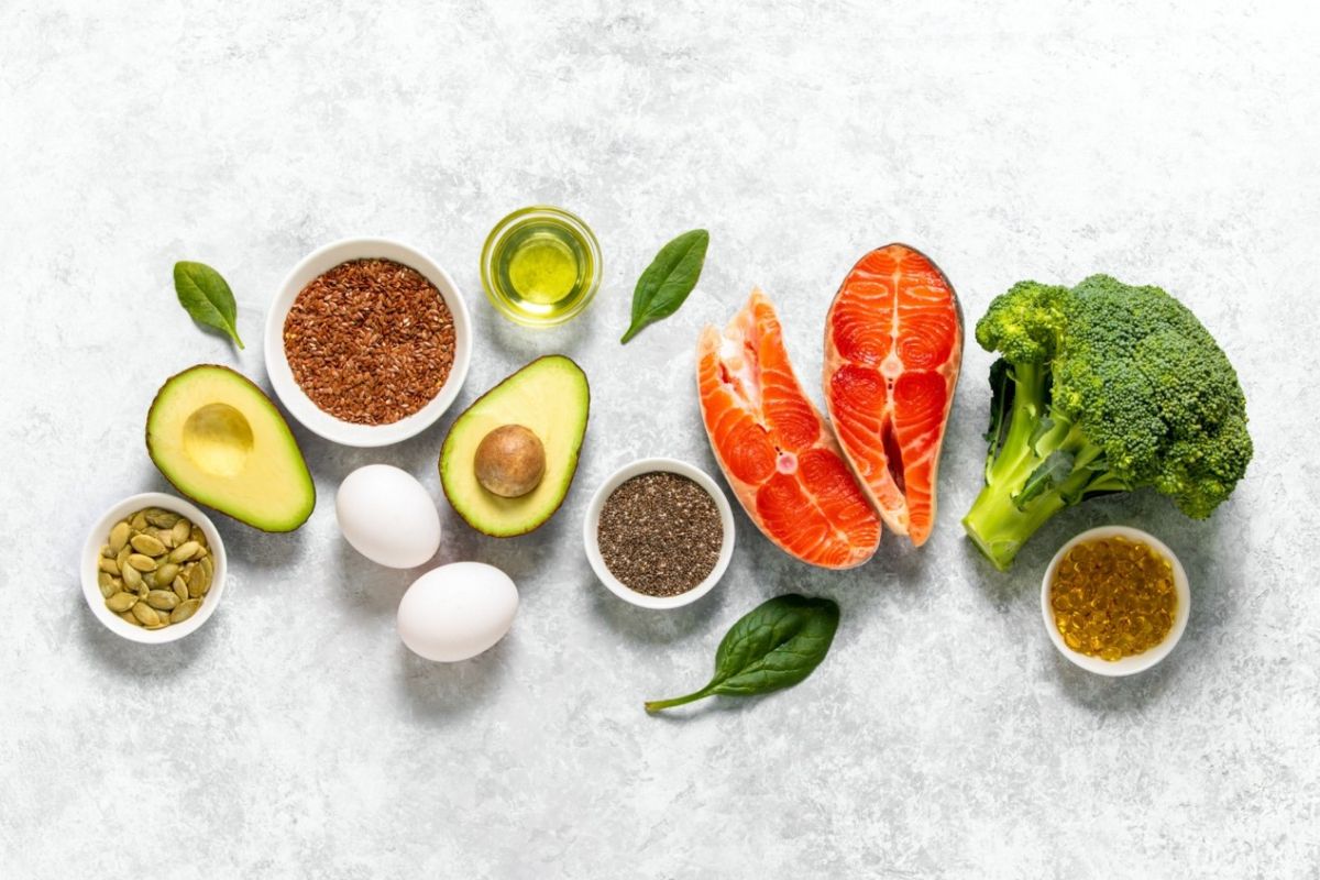 ▲「長新冠」，除了透過藥物治療，英國營養師學會建議可以透過「攝取足夠Omega-3」、「足量維他命D」來改善長新冠的不適。（圖／shutterstock）