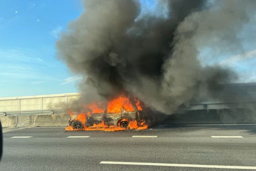 ▲國道3號北上205K處路段，今（13）日下午5點25分驚傳一起火燒車意外，火勢猛烈將整車燒成一團火球。（圖／翻攝自彰化踢爆網）