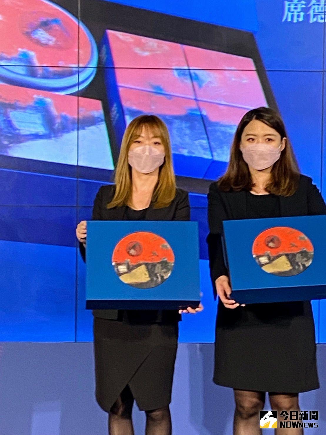 ▲國美館、大毅老爺行旅聯名推「月盒」中秋禮盒，外包裝採用席德進抽象畫作品，緻禮品多了藝術味。（圖／記者金武鳳攝，2022.7.13)