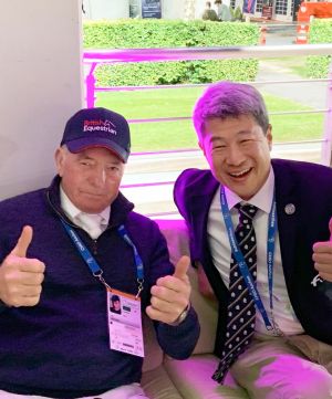 ▲(左起)世界冠軍英倫傳奇騎士 John Whitaker與FEI國際馬術總會副會長黃啟芳合影。STARFiSH星予運動經紀提供