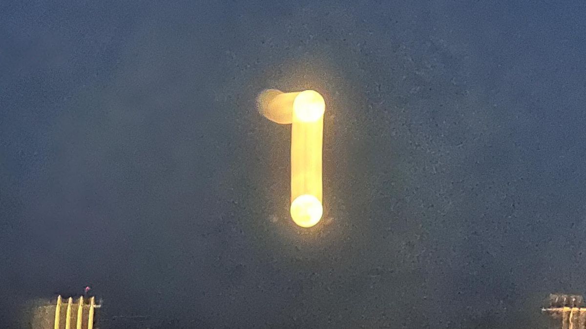 ▲正妹實況主小熊，太興奮要拍超級月亮和大家分享，結果悲劇照連發，慘變不明飛行物體。（圖／小熊Yuniko臉書）