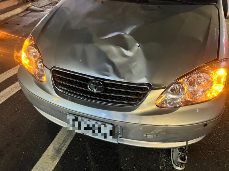 ▲新北市深坑區北深路3段今（13）晚發生一起車禍意外，69歲羅男駕駛轎車不明原因暴衝，把3位民眾撞飛，轎車也傷痕累累。（圖／翻攝畫面）