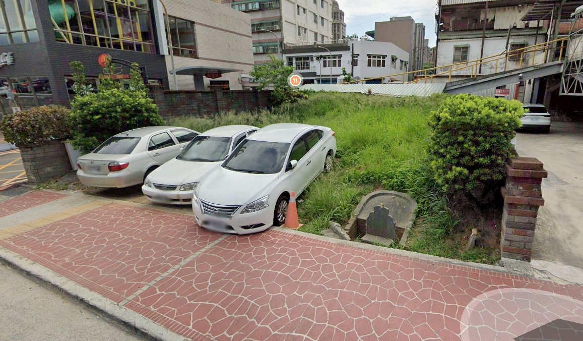 ▲不少民眾為貪圖方便，竟將車輛直接停在墓地上方。（圖／翻攝google地圖）