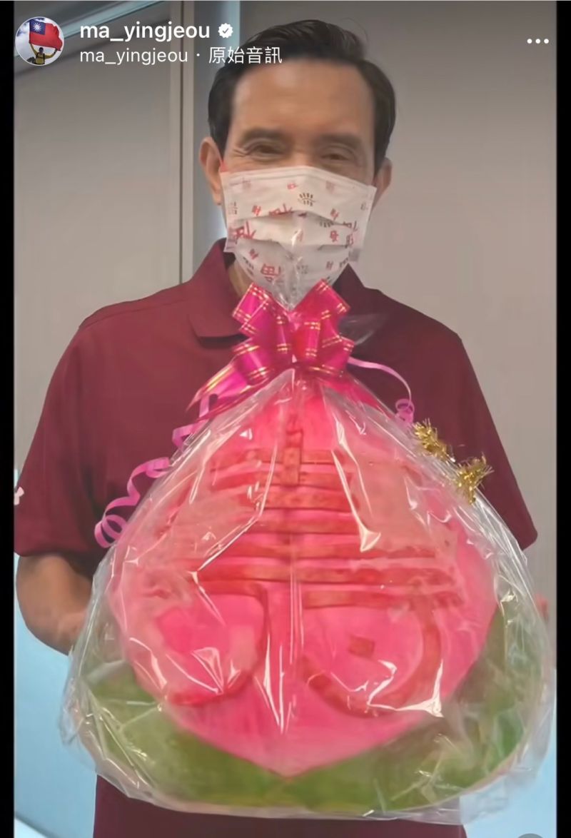 ▲馬英九72歲生日，收到一顆超大壽桃，裡頭還藏有小驚喜。（圖／翻攝自馬英九IG）