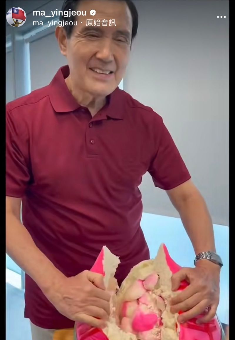 ▲馬英九72歲生日，收到一顆超大壽桃，裡頭還藏有小驚喜。（圖／翻攝自馬英九IG）