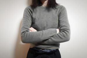 原來在越南雙手抓臂的動作,是代表尊敬、有禮貌的意思。(示意圖/取自photo AC) ▲原來在越南雙手抓臂的動作,是代表尊敬、有禮貌的意思。(示意圖/取自photo AC)