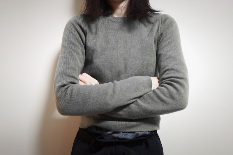 ▲原來在越南雙手交叉抱胸的動作,是代表尊敬、有禮貌的意思,在道歉時會擺出該動作表達心意。(示意圖/取自photo AC)