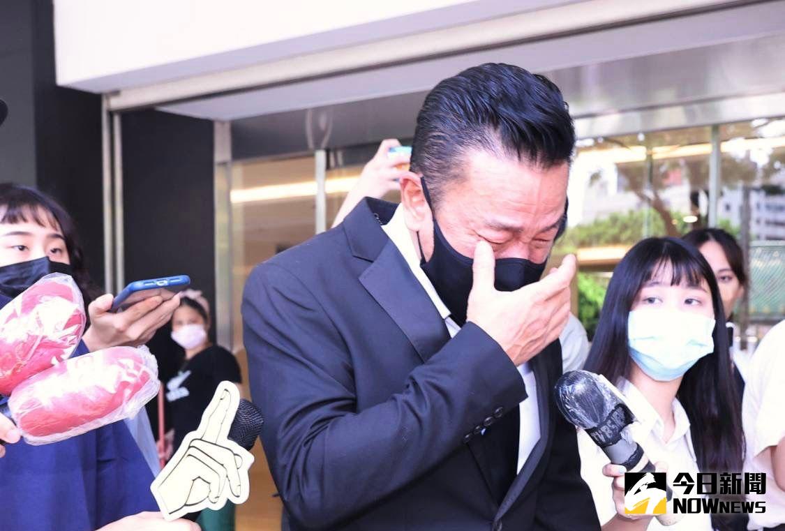 ▲ 陳為民來看朱俐靜，不捨落淚。（圖／特約記者林敬原攝）